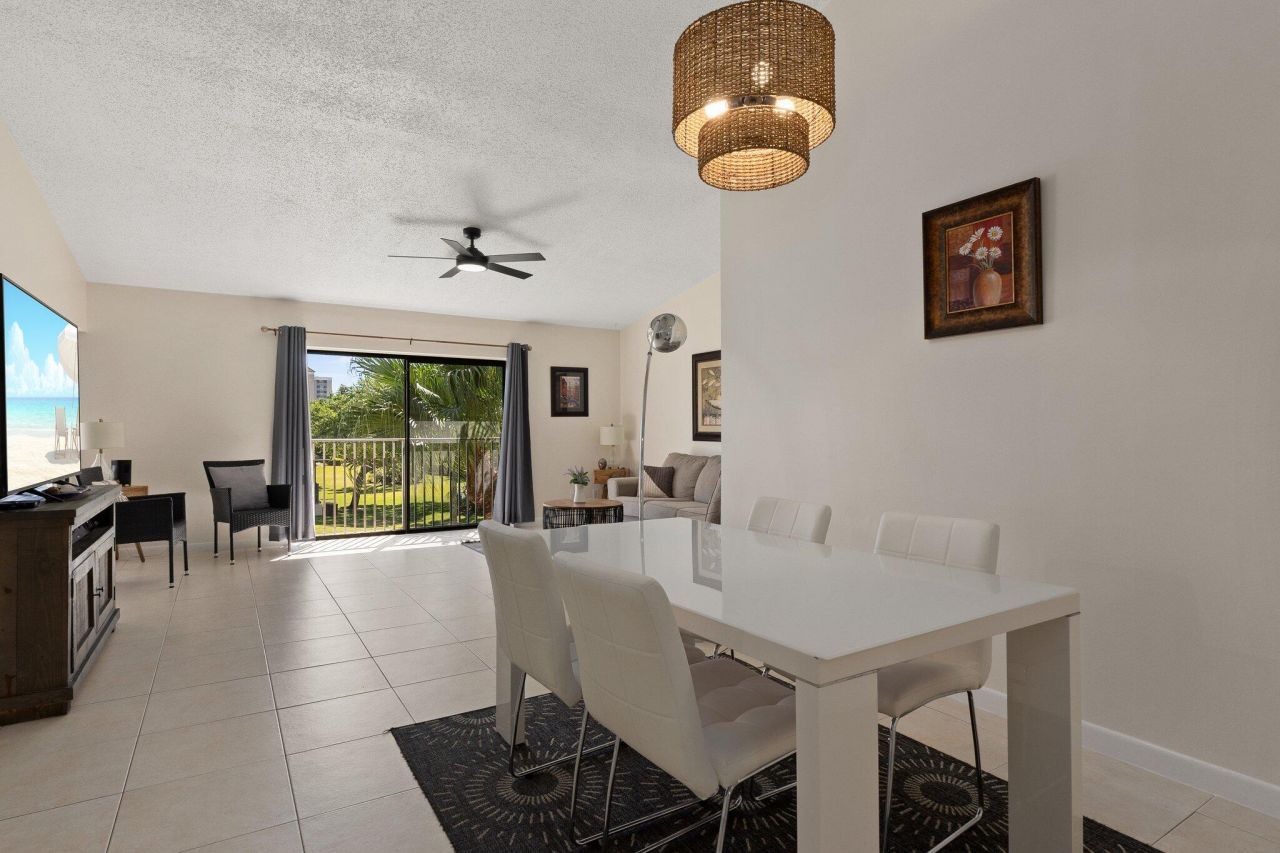 3212 S Lakeview Circle, Unit 10-205, Fort Pierce, FL 34949 Photo