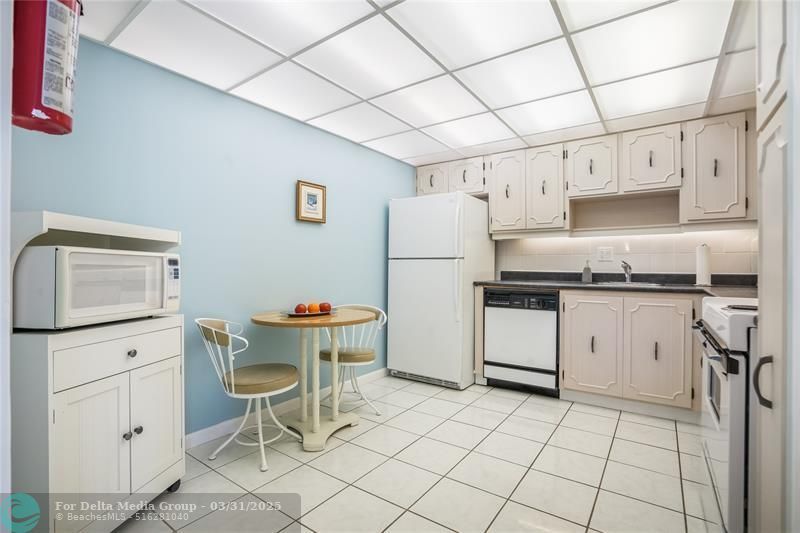 3113 S Ocean Drive, Unit 1008, Hallandale Beach, FL 33009 Photo