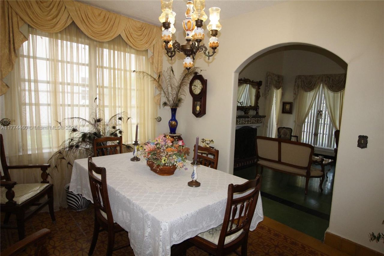 870 NW 14th Ct, Miami, FL 33125 Photo