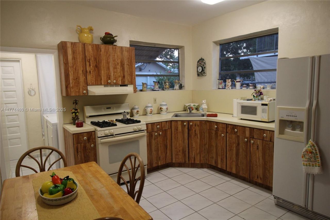 870 NW 14th Ct, Miami, FL 33125 Photo