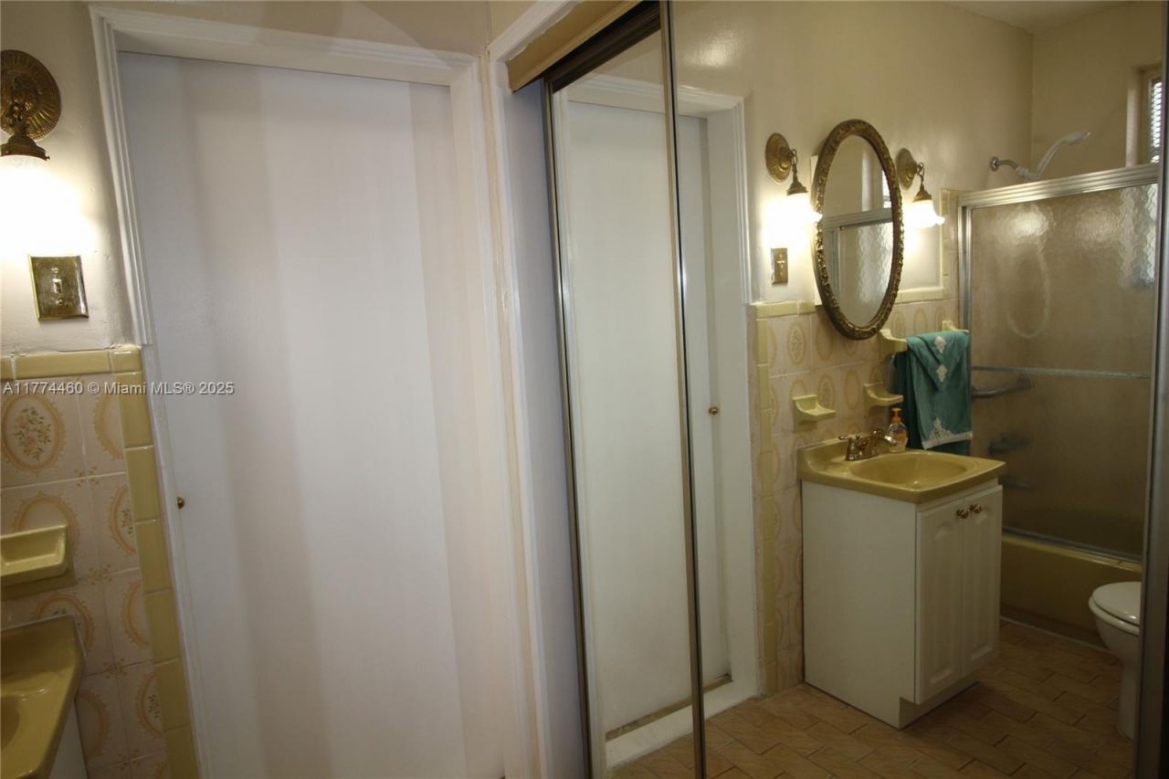 870 NW 14th Ct, Miami, FL 33125 Photo