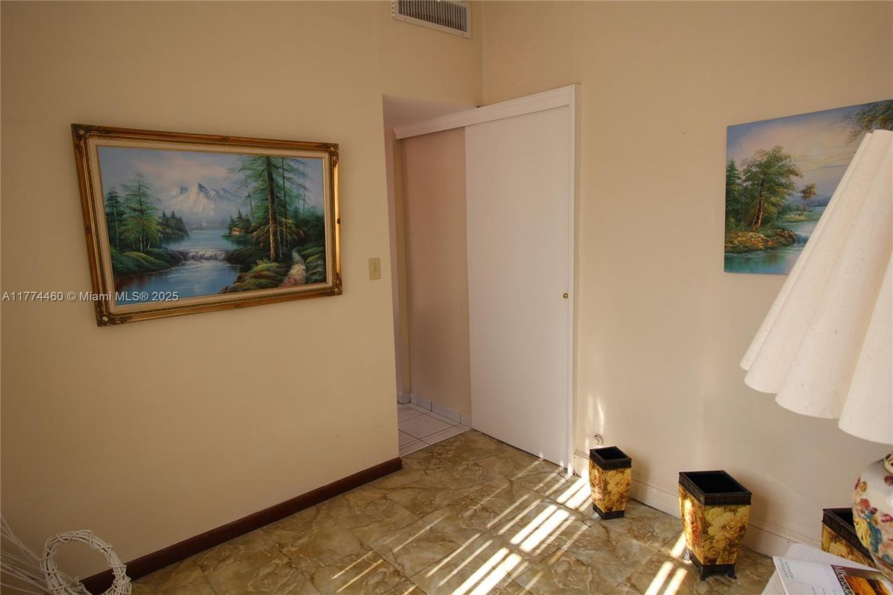 870 NW 14th Ct, Miami, FL 33125 Photo