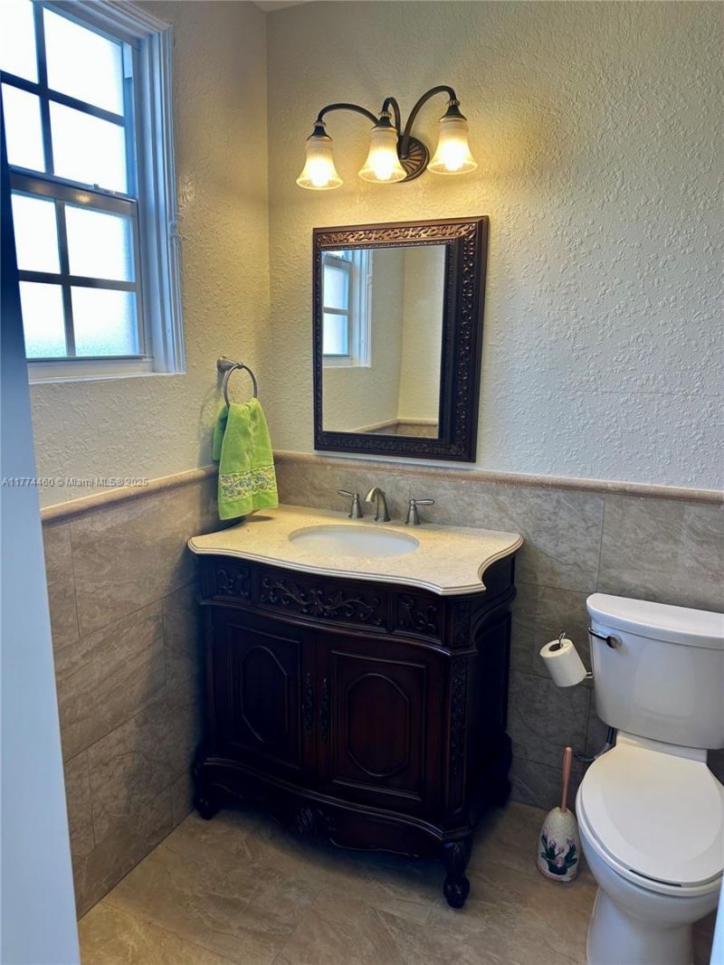 870 NW 14th Ct, Miami, FL 33125 Photo