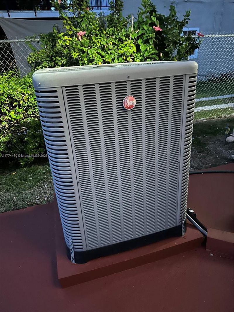 870 NW 14th Ct, Miami, FL 33125 Photo