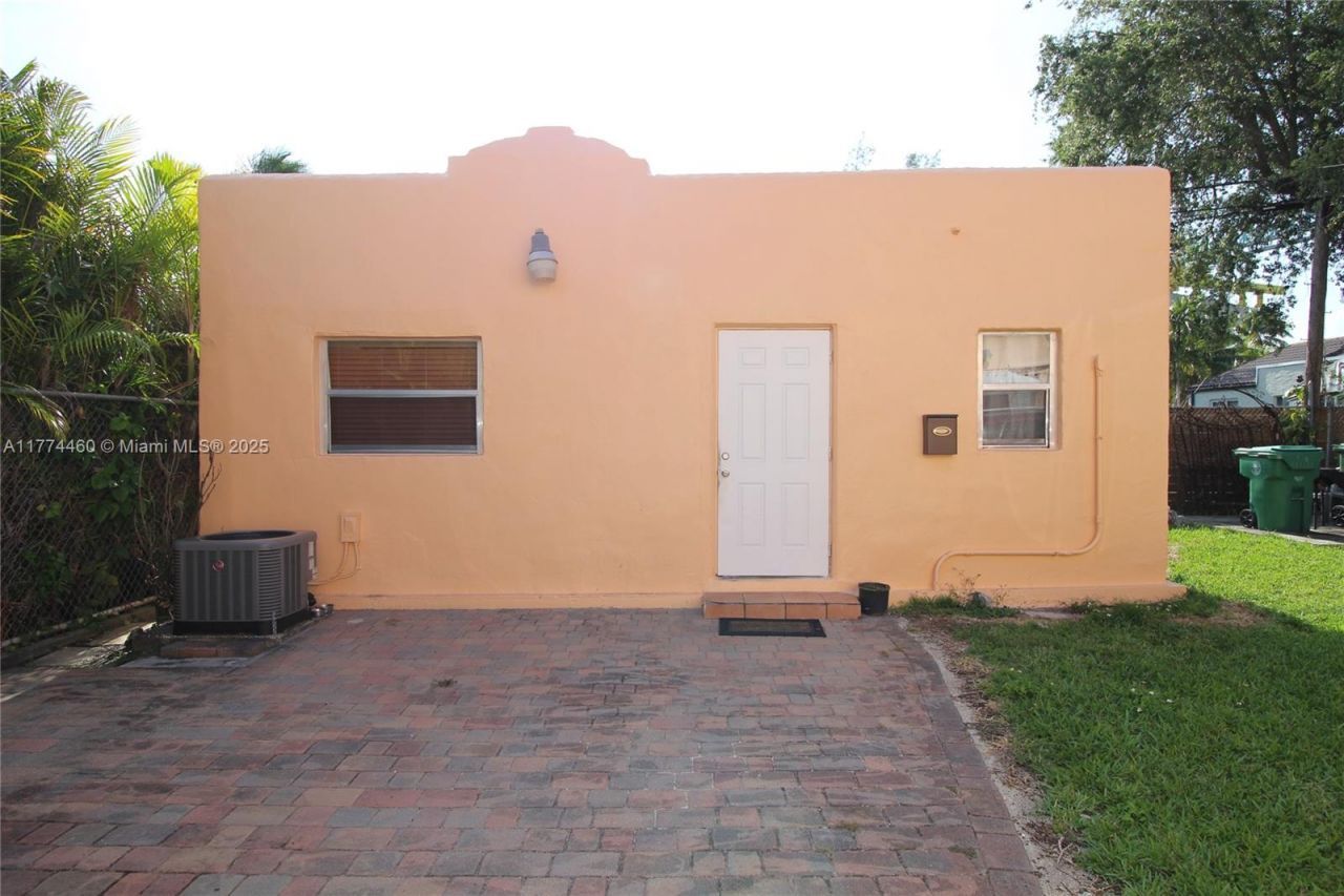 870 NW 14th Ct, Miami, FL 33125 Photo