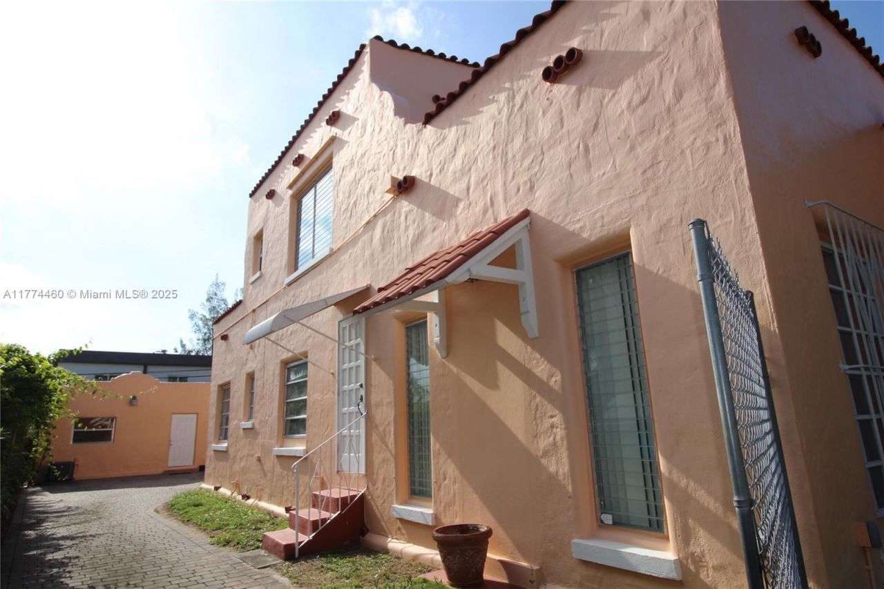 870 NW 14th Ct, Miami, FL 33125 Photo