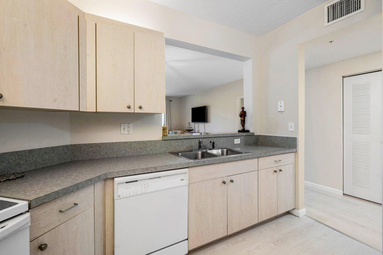 300 Uno Lago Drive, Unit 304, Juno Beach, FL 33408 Photo