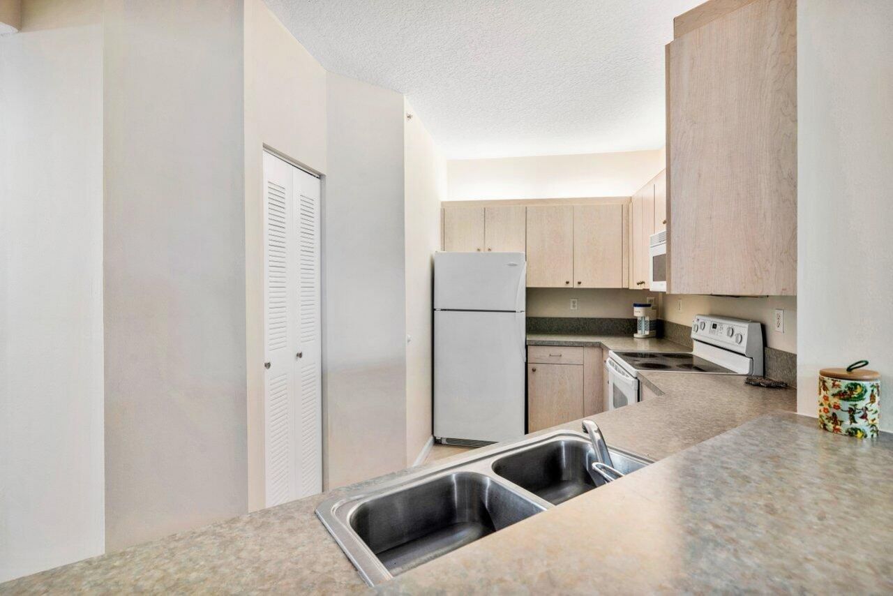 300 Uno Lago Drive, Unit 304, Juno Beach, FL 33408 Photo