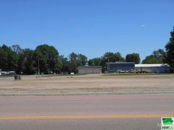 903 E Main St, Elk Point, SD 57025