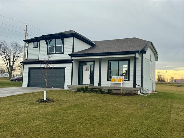 15501 Lakeside Drive, Basehor, KS 66007