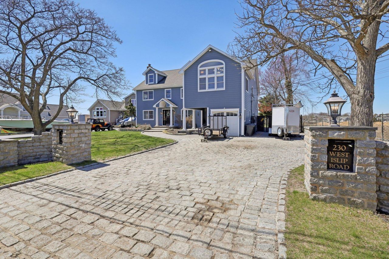 230 W Islip Road West Islip, NY 11795