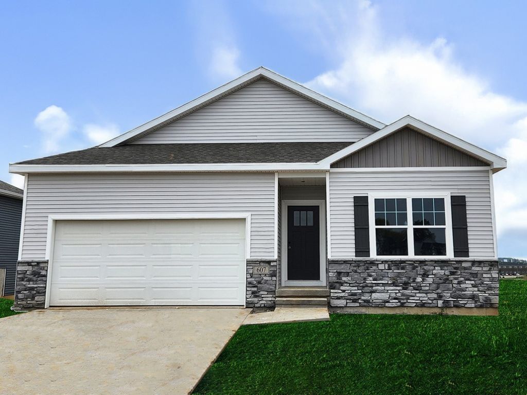 701 E Goldfinch Drive, Tiffin, IA 52340 Main Photo