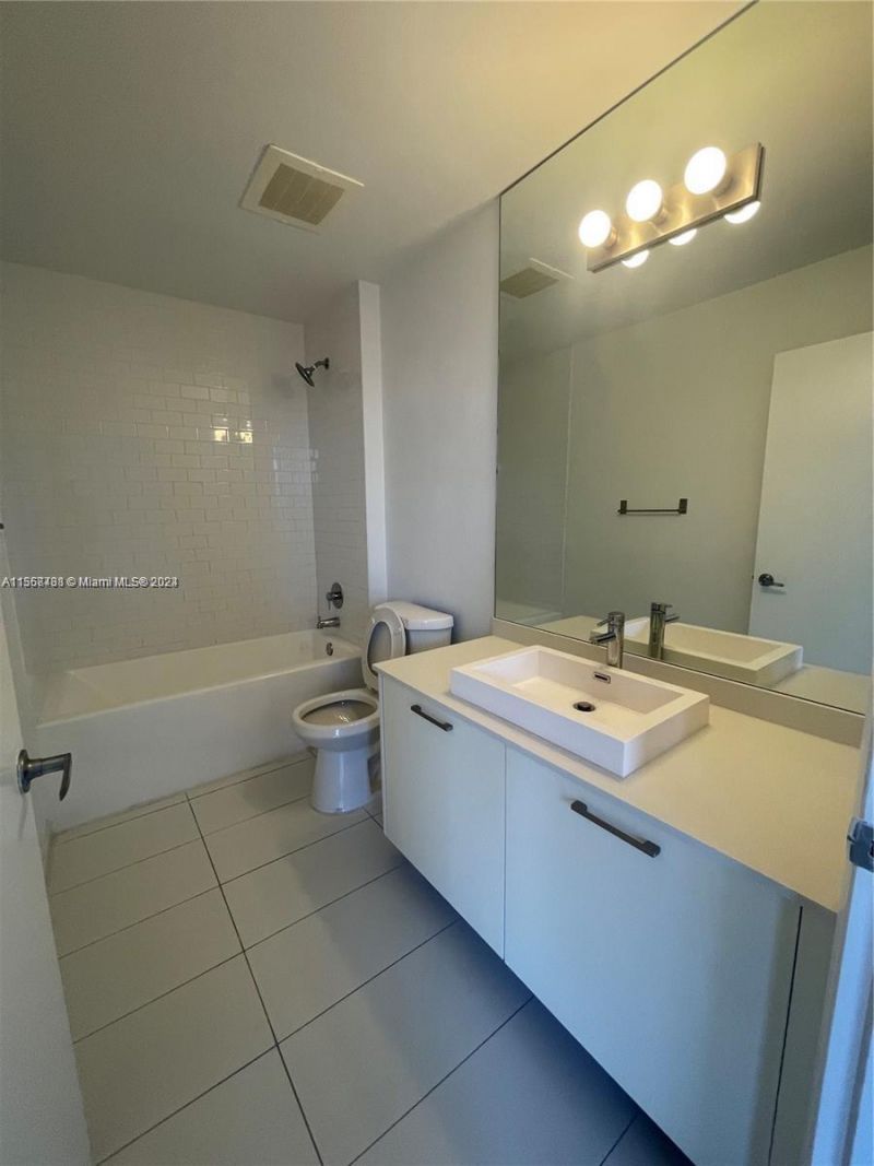 151 SE 1st St, Unit 1505, Miami, FL 33131 Photo