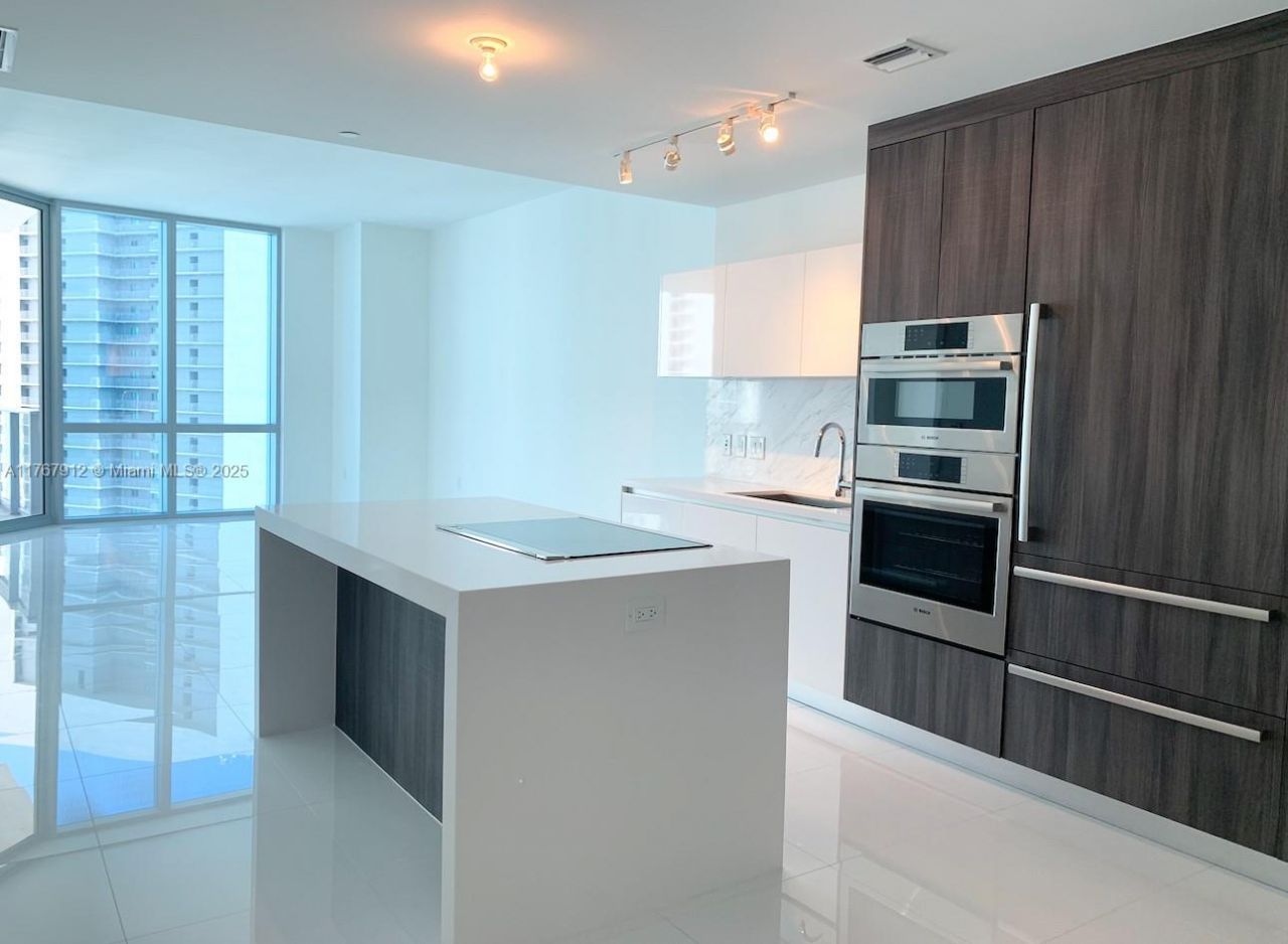 851 NE 1st Ave, Unit 3905, Miami, FL 33132 Photo