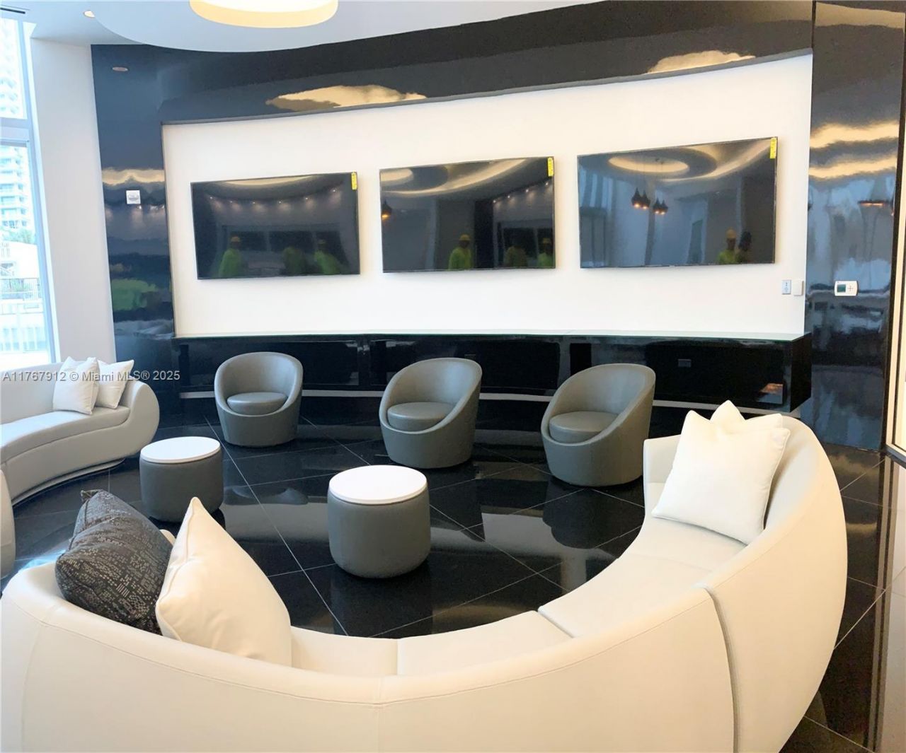 851 NE 1st Ave, Unit 3905, Miami, FL 33132 Photo