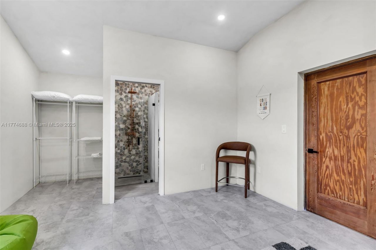 535 N Biscayne River Dr, Unit 1, Miami, FL 33169 Photo