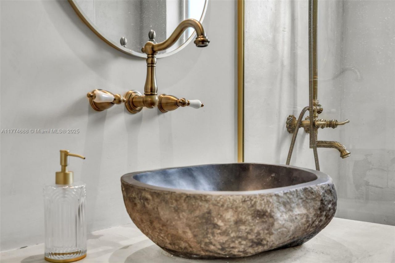 535 N Biscayne River Dr, Unit 1, Miami, FL 33169 Photo