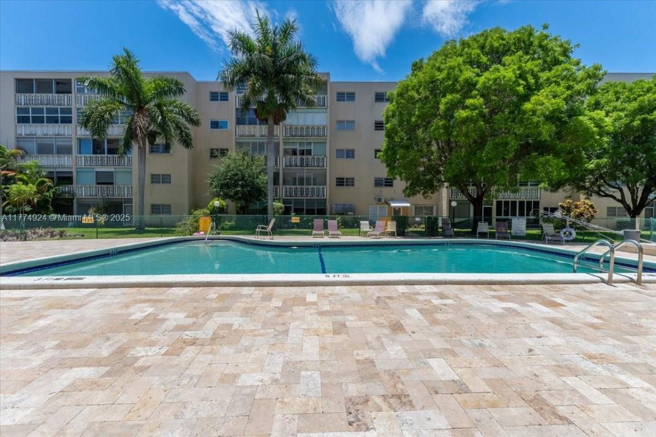 219 NE 14th Ave, Unit 406, Hallandale Beach, FL 33009 Photo