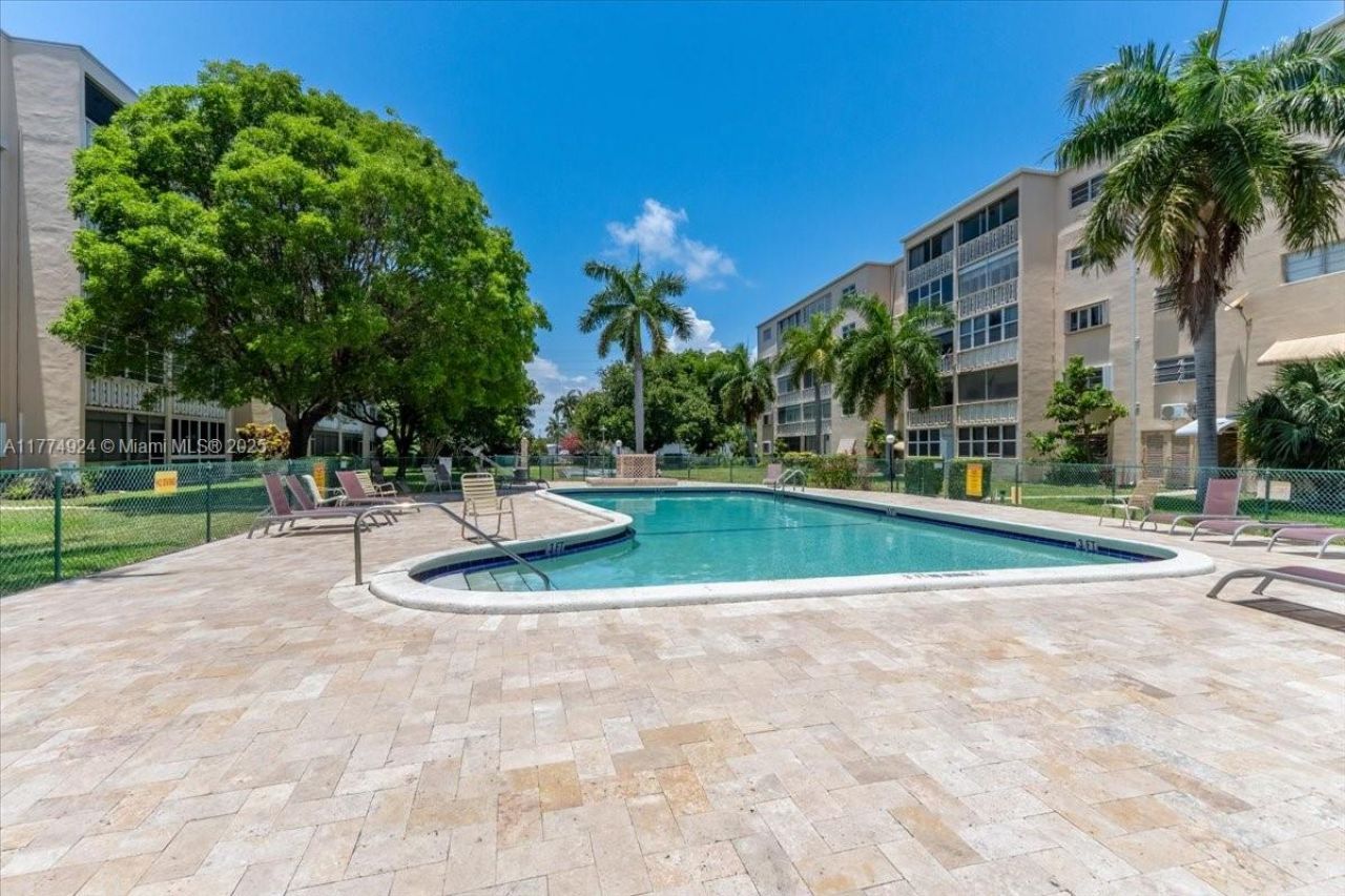 219 NE 14th Ave, Unit 406, Hallandale Beach, FL 33009 Photo