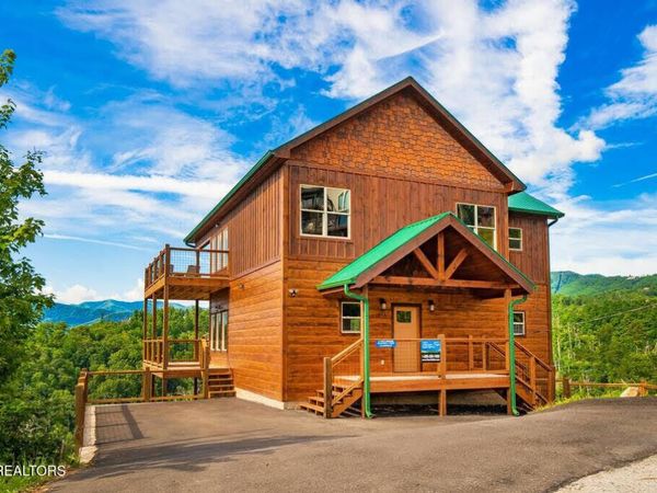 859 Sourwood Drive, Gatlinburg, TN 37738