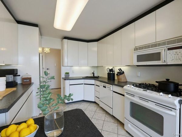 166-25 Powells Cove Boulevard, Unit 7E, Beechhurst, NY 11357