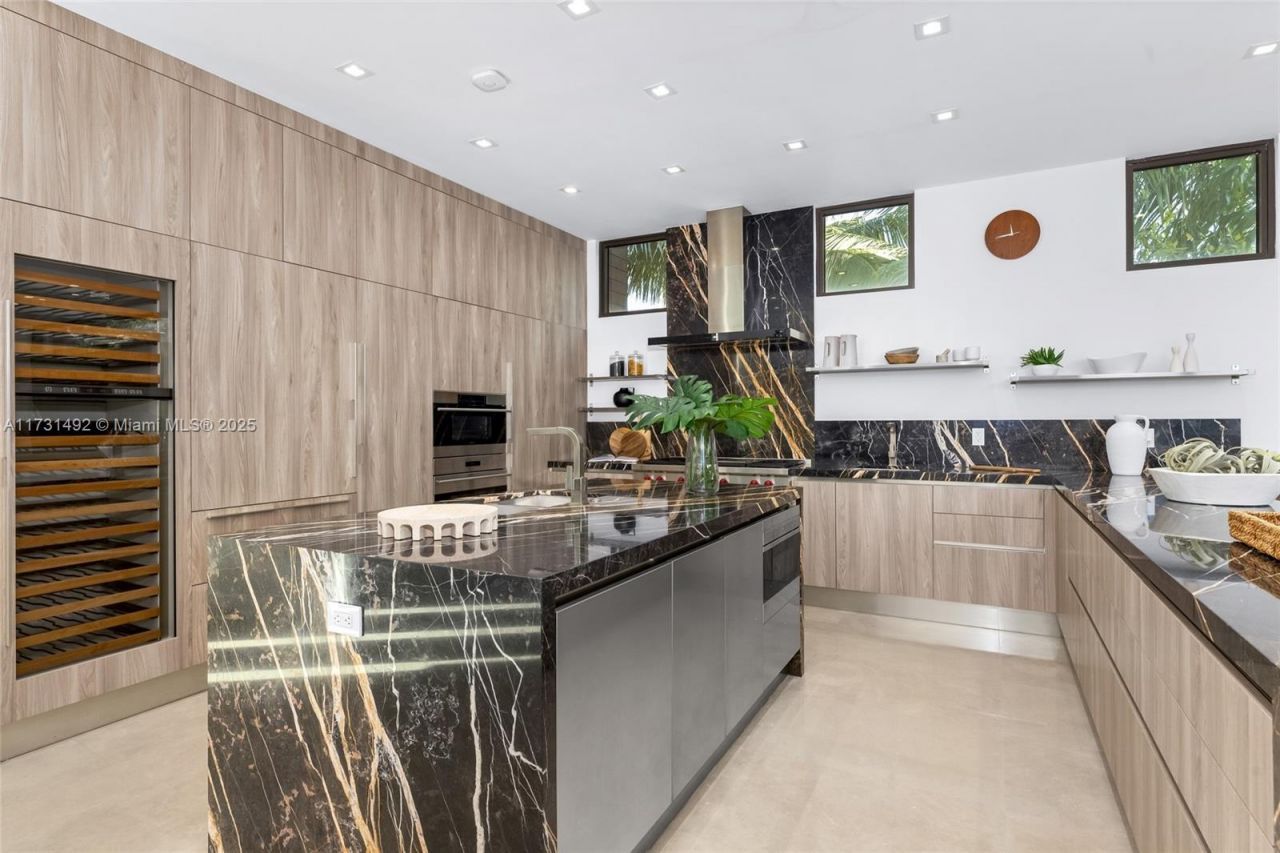 3462 NE 171st St, North Miami Beach, FL 33160 Photo