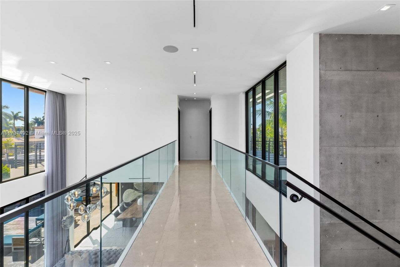 3462 NE 171st St, North Miami Beach, FL 33160 Photo