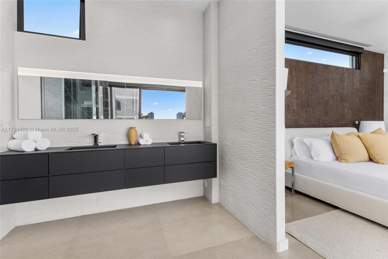 3462 NE 171st St, North Miami Beach, FL 33160 Photo