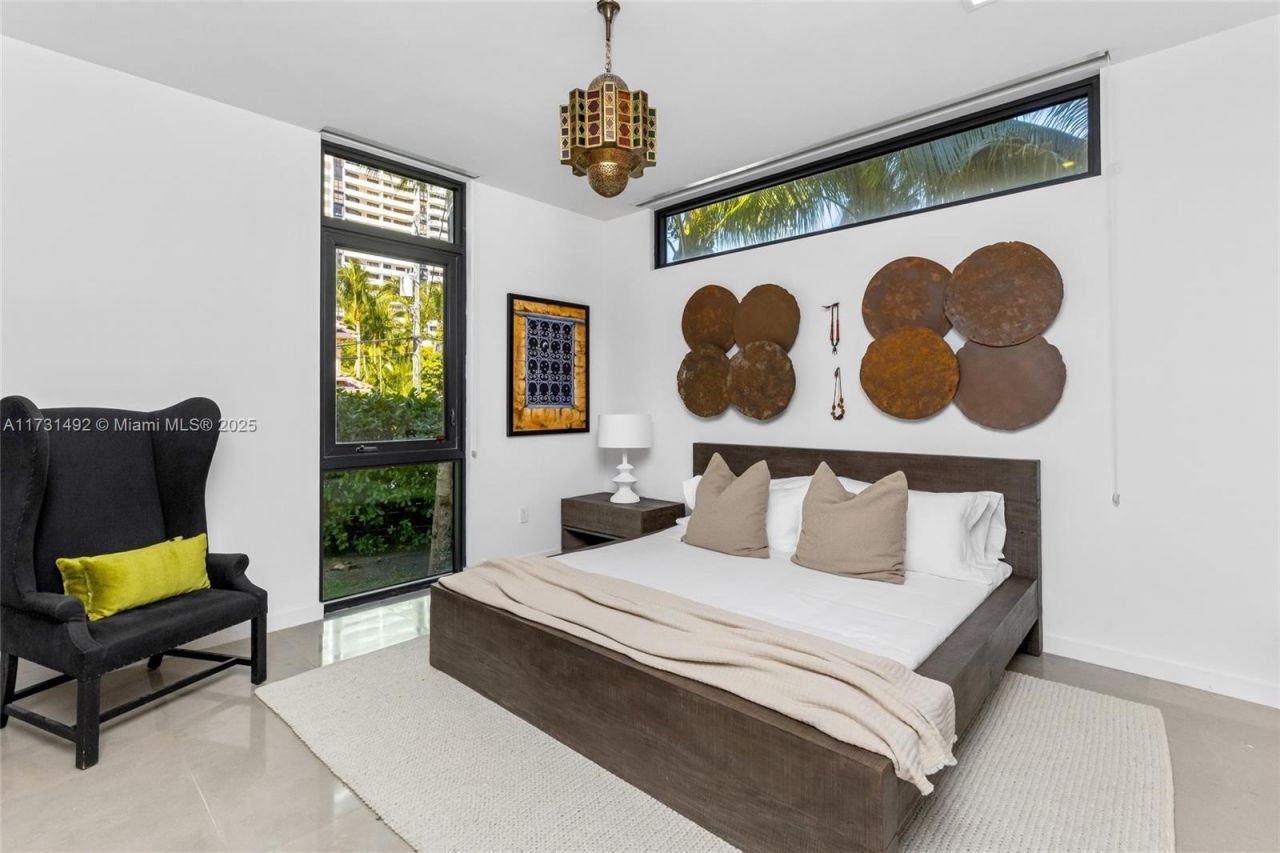 3462 NE 171st St, North Miami Beach, FL 33160 Photo