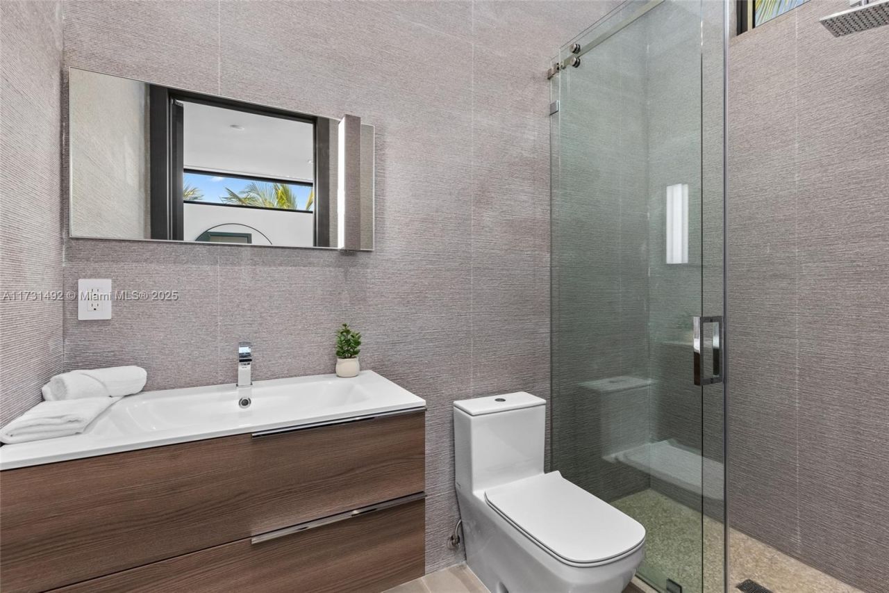 3462 NE 171st St, North Miami Beach, FL 33160 Photo