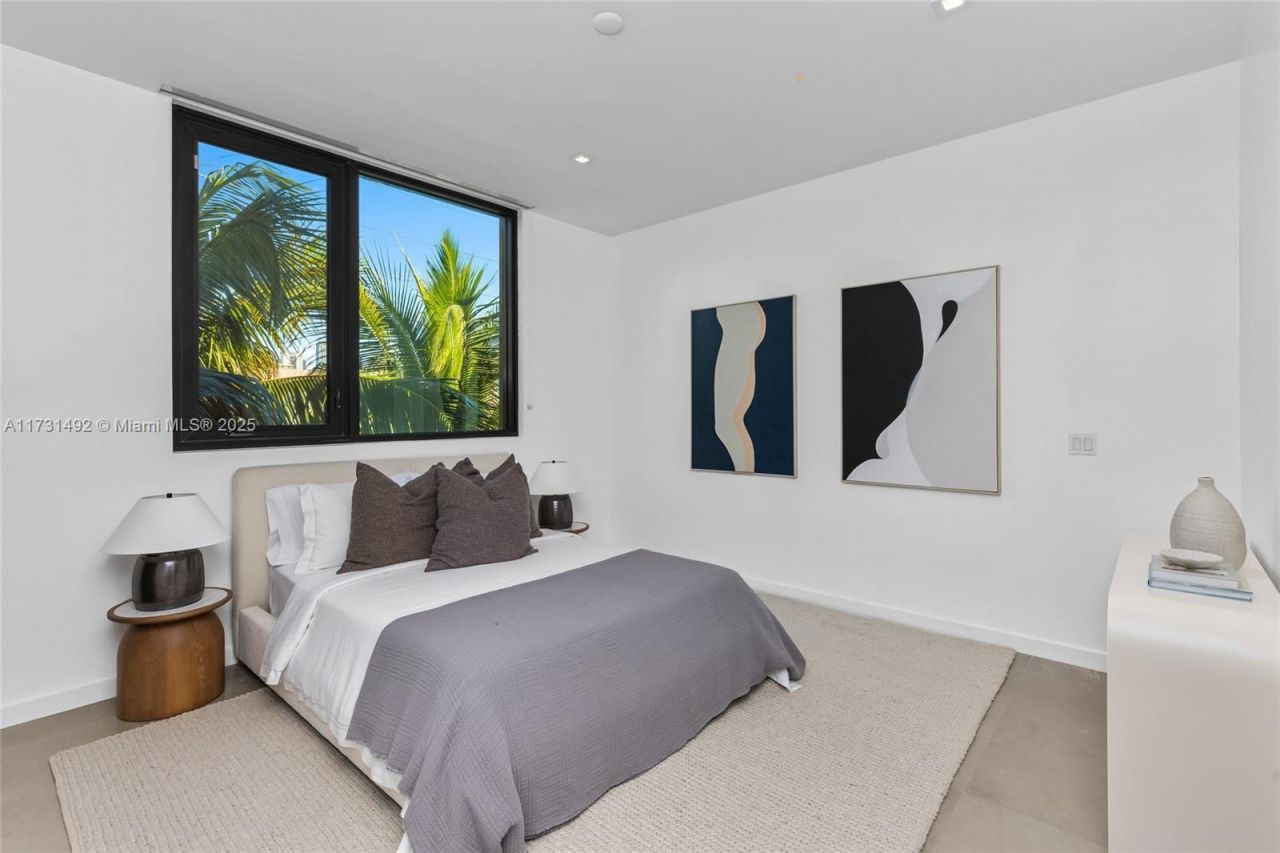 3462 NE 171st St, North Miami Beach, FL 33160 Photo