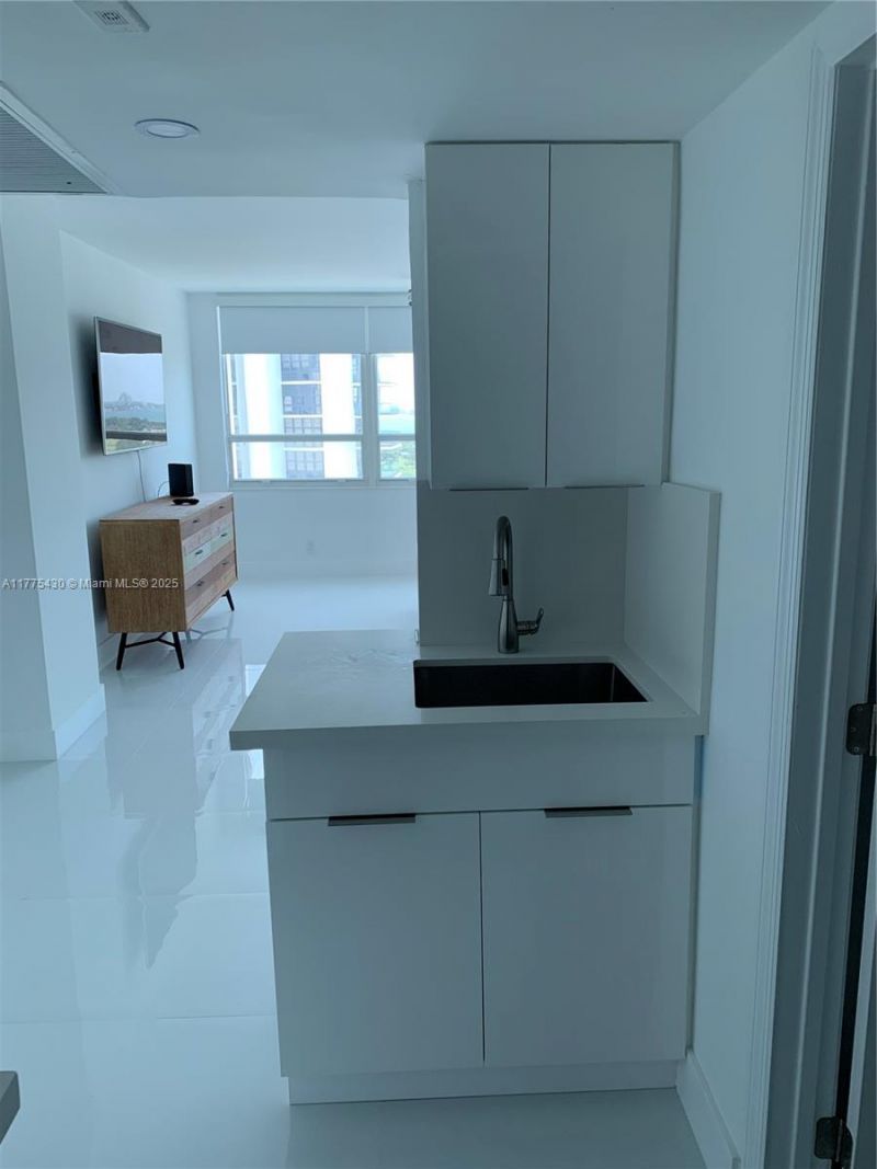 5445 Collins Ave, Unit 1520, Miami Beach, FL 33140 Photo