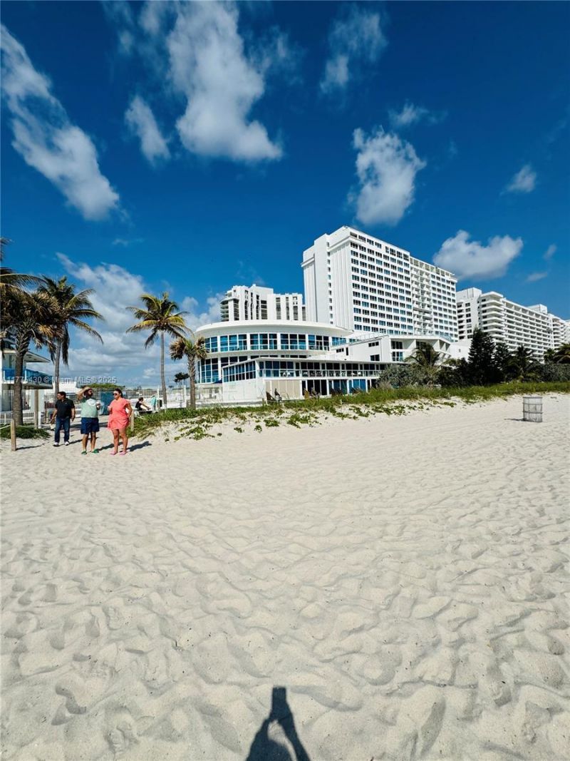 5445 Collins Ave, Unit 1520, Miami Beach, FL 33140 Photo