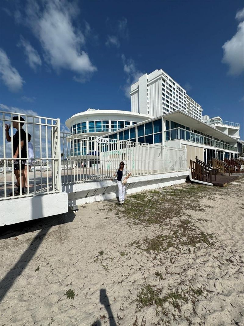 5445 Collins Ave, Unit 1520, Miami Beach, FL 33140 Photo