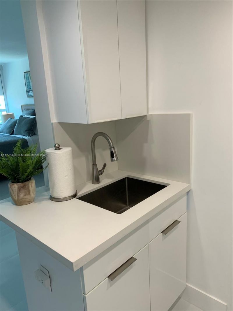 5445 Collins Ave, Unit 1520, Miami Beach, FL 33140 Photo