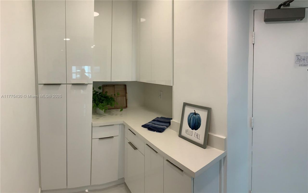 5445 Collins Ave, Unit 1520, Miami Beach, FL 33140 Photo