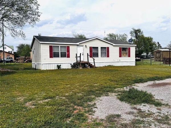 305 E Seventh Street, Leedey, OK 73654