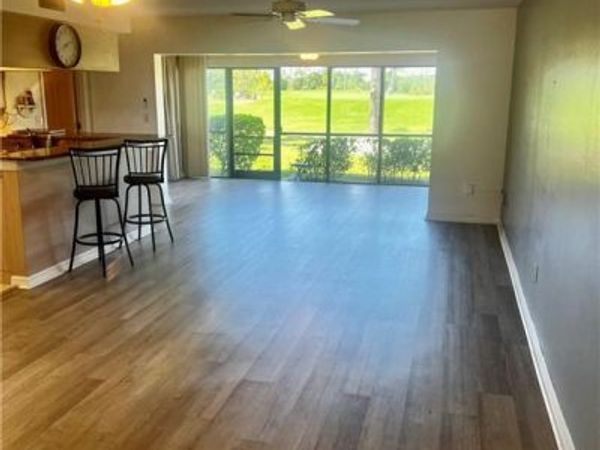 5765 Trailwinds DR, Unit 115, FORT MYERS, FL 33907