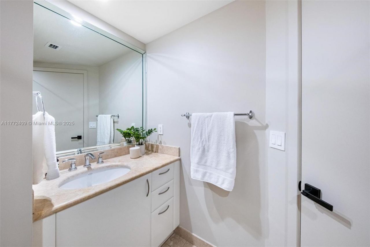 1331 Brickell Bay Dr, Unit 3305, Miami, FL 33131 Photo