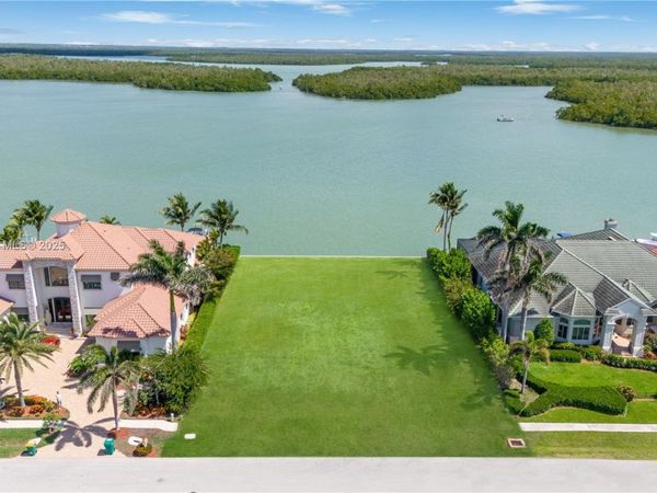 153 Stillwater Ct., Marco Island, FL 34145