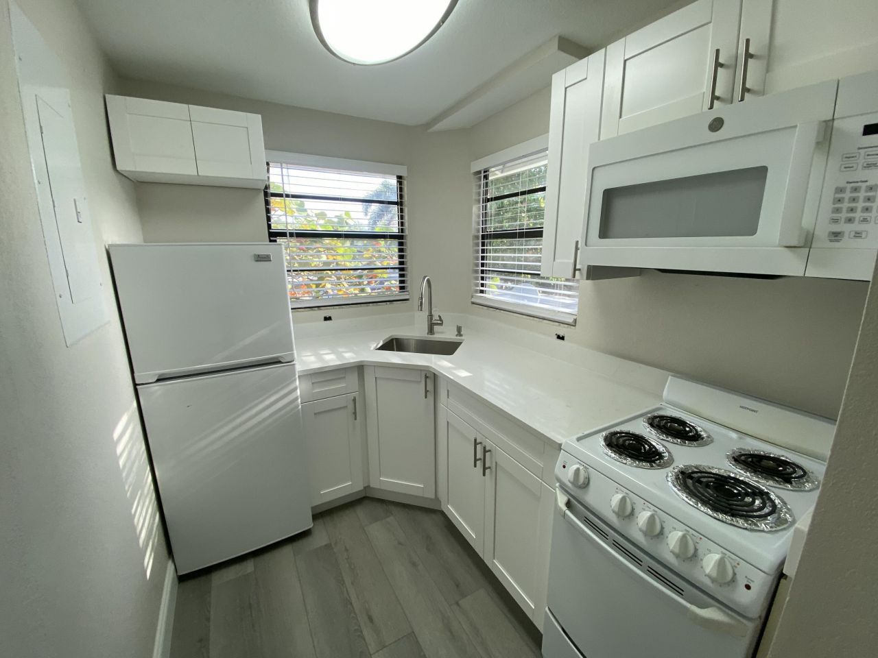 11 N Lakeside Drive, Unit 4, Lake Worth Beach, FL 33460 Photo