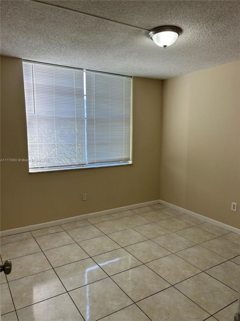484 NW 165th St Rd, Unit A-316, Miami, FL 33169 Photo