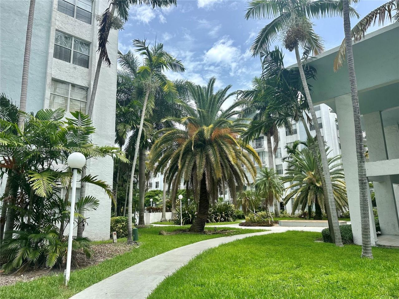 484 NW 165th St Rd, Unit A-316, Miami, FL 33169 Photo