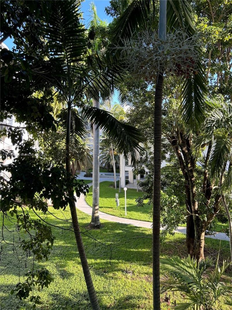 484 NW 165th St Rd, Unit A-316, Miami, FL 33169 Photo