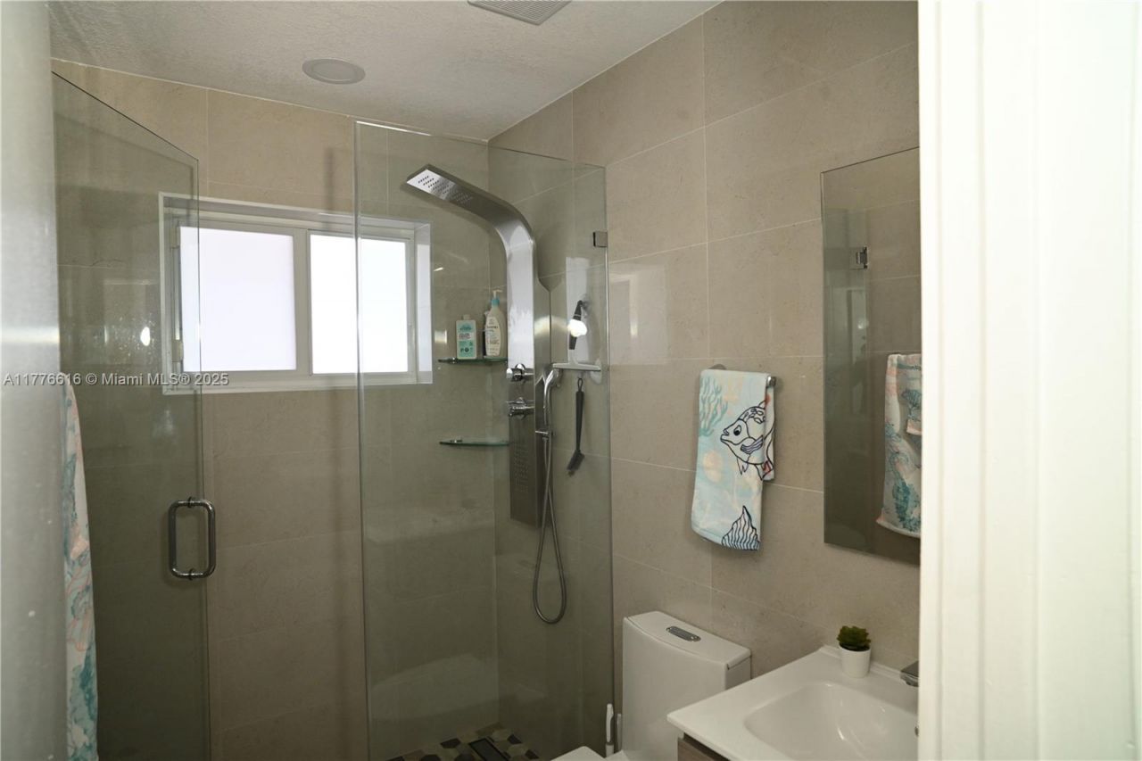 1417 W 40th St, Hialeah, FL 33012 Photo