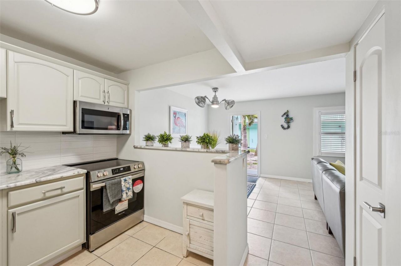 117 7th Street N, Unit 5, Bradenton Beach, FL 34217 Photo