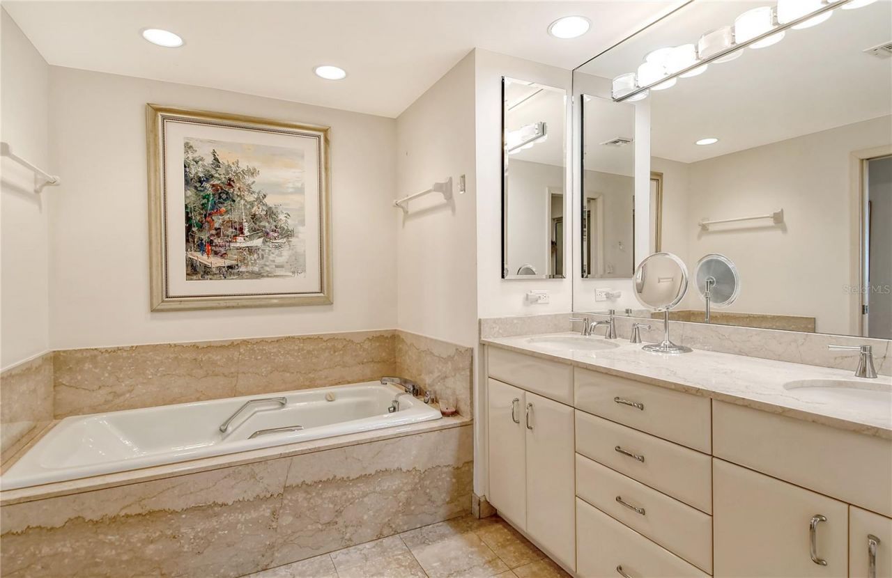 1211 Gulf Of Mexico Drive, Unit 704, Longboat Key, FL 34228 Photo