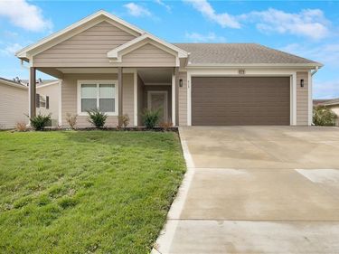 413 NE Poplar Court, Oak Grove, MO 64075
