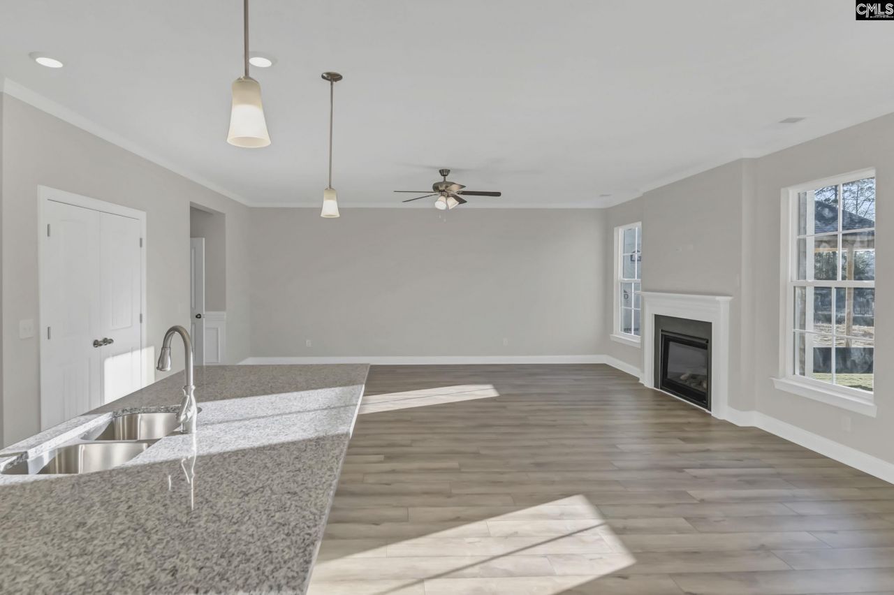 611 Thunder Gulch Avenue Photo 13