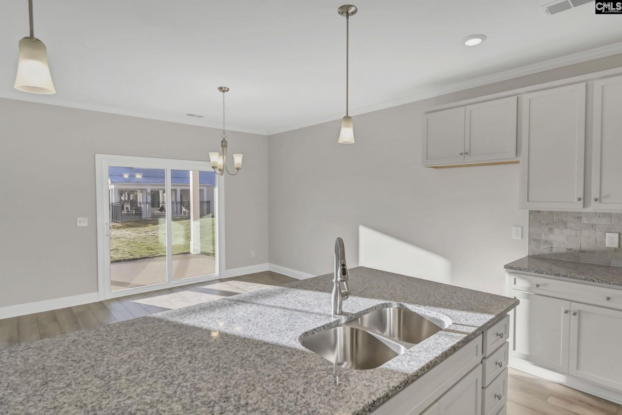 611 Thunder Gulch Avenue Photo 9